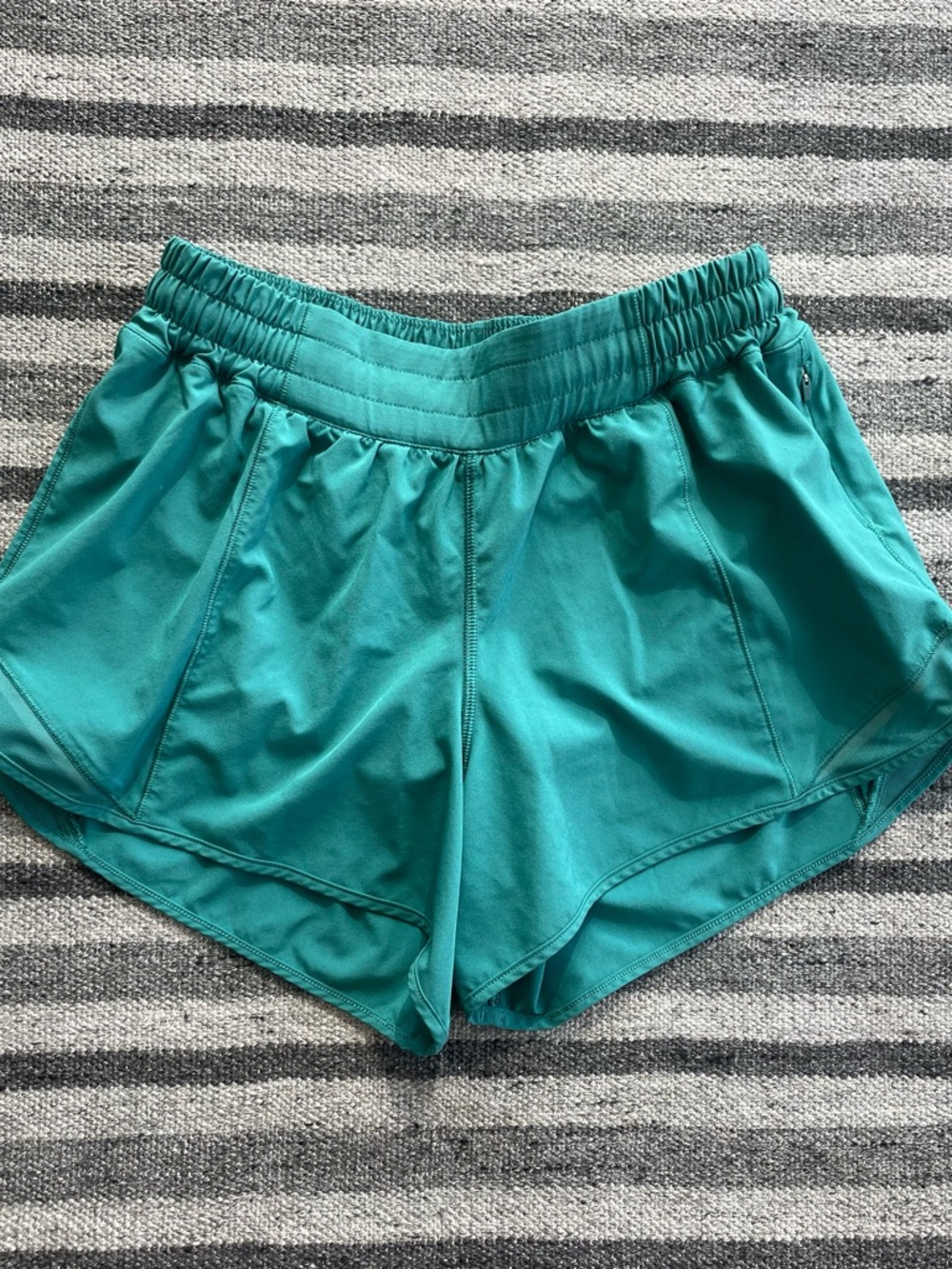 Lululemon Hotty Hot shorts 4” size 8 - Picture 4 of 6